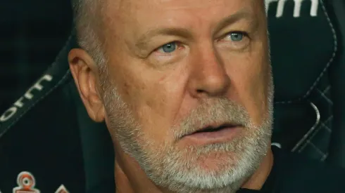 SAO PAULO, BRAZIL - NOVEMBER 1: Mano Menezes head coach of Corinthians looks on during the match between Corinthians and Athletico Paranaense as part of Brasileirao Series A 2023 at Neo Quimica Arena on November 1, 2023 in Sao Paulo, Brazil. (Photo by Ricardo Moreira/Getty Images)