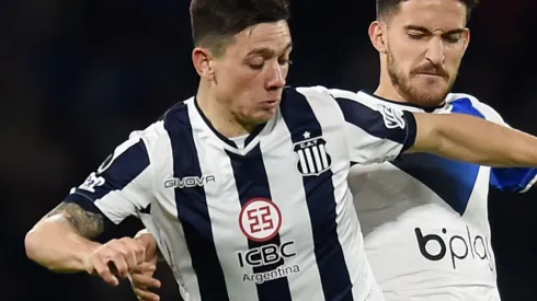 CORDOBA, ARGENTINA - AUGUST 10: Rodrigo Garro of Talleres battles for possession with Nicolás Garayalde of Velez during a Copa CONMEBOL Libertadores 2022 quarterfinal second leg match between Talleres and Velez at Mario Alberto Kempes Stadium on August 10, 2022 in Cordoba, Argentina. (Photo by Marcelo Endelli/Getty Images)