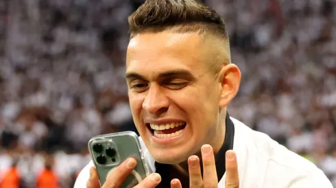 Rafael Borré comemora título pelo seu clube. Foto Alex Grimm/Getty Images