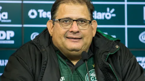 Foto: (Robson Mafra/AGIF) - Guto Ferreira conseguiu evitar o rebaixamento do Coritiba à Série B