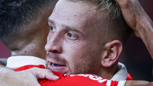 Pedro Henrique jogador do Internacional comemora seu gol com Wanderson jogador da sua equipe durante partida contra o Caxias no estádio Beira-Rio pelo campeonato Gaúcho 2023. Foto: Maxi Franzoi/AGIF