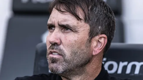 Eduardo Coudet técnico do Atlético-MG durante partida contra o Santos no estádio Vila Belmiro pelo campeonato BRASILEIRO A 2023. Foto: Abner Dourado/AGIF