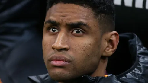 Tetê no banco de reservas durante partida do Galatasaray. Foto Ahmad Mora/Getty Imagens