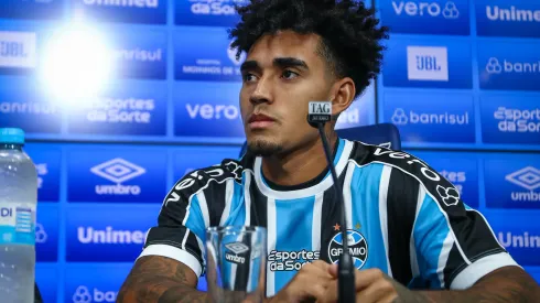 Vice-presidente de futebol Antonio Brum, apresenta o volante Du Queiroz como novo reforço do Grêmio para a temporada 2024. FOTO: LUCAS UEBEL/GREMIO FBPA