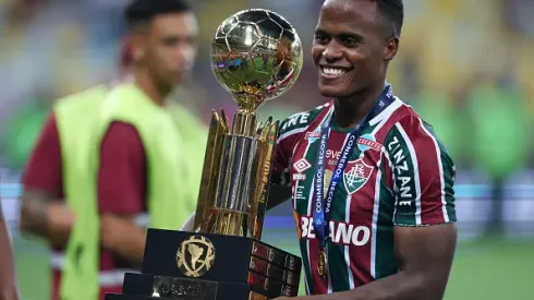 Arias erguendo a taça da Recopa Sul-Americana pelo Fluminense