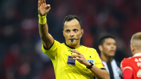 Foto: Pedro H. Tesch/AGIF - Ex-árbitro sai em defesa de Sávio Pereira Sampaio