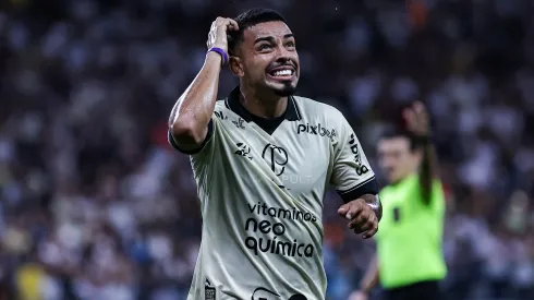 Matheus Bidu durante confronto contra o Internacional no Campeonato Brasileiro de 2023.