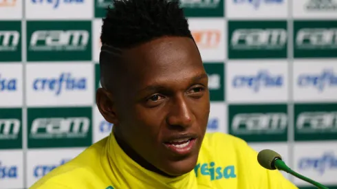 O jogador Mina, da SE Palmeiras, concede entrevista coletiva após treinamento, na Academia de Futebol. Atleta pode pintar no Internacional