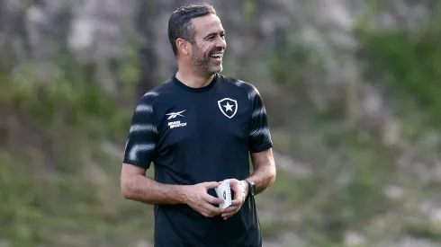 Foto: Vitor Silva/Botafogo - Artur Jorge em seu primeiro treinamento à frente do Botafogo na última sexta-feira (5).