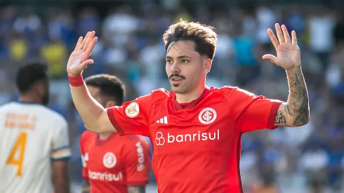 Mauricio jogador do Internacional comemora seu gol durante partida contra o Cruzeiro no estádio Mineirão pelo campeonato Brasileiro A 2023. Meia pode ser contratado pelo Fogão. Foto: Fernando Moreno/AGIF