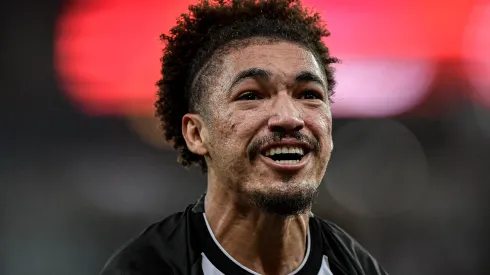 Adryelson Jogador do Botafogo comemora vitoria ao final da partida contra o Flamengo no estadio Maracana pelo campeonato BRASILEIRO A 2023. Defensor pode pintar no Colorado. Foto: Thiago Ribeiro/AGIF