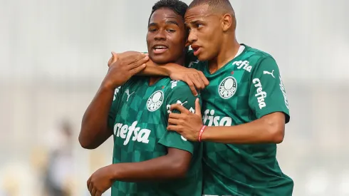 Endrick jogador do Palmeiras comemora seu gol com Jhonatan jogador da sua equipe durante partida contra o Assu no estadio Arena Inamar pelo campeonato Copa Sao Paulo 2022. Meia pode deixar o clube. Foto: Marcello Zambrana/AGIF