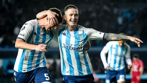 Anibal Moreno of Racing Club celebrates with teammate Juan Nardoni after scoring the team's third goal during a Copa CONMEBOL Libertadores 2023 Group A match between Racing Club and Ñublense at Presidente Peron Stadium on June 28, 2023 in Avellaneda, Argentina. Ex-parça de Aníbal pode chegar ao Inter. (Photo by Marcelo Endelli / Getty Images)
