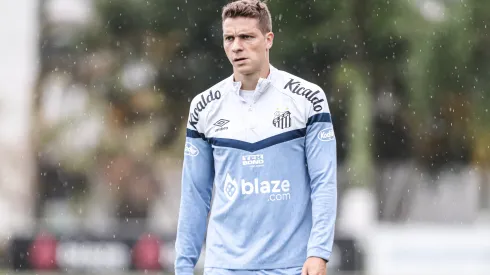 Julio Furch, centroavante do Santos, durante treinamento.