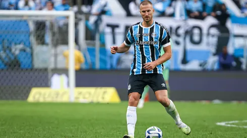 Rodrigo Ely jogador do Grêmio durante partida contra o Fluminense no estádio Arena do Grêmio pelo campeonato Brasileiro A 2023. Defensor é criticado no Sul. Foto: Maxi Franzoi/AGIF