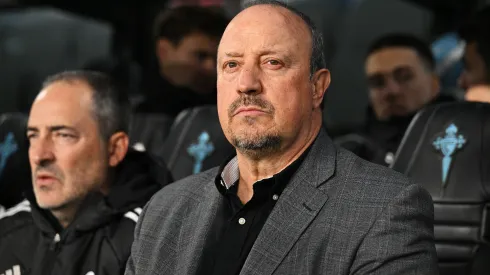 Rafa Benitez, treinador principal do Celta Vigo, observa antes da partida LaLiga EA Sports entre Celta Vigo e Cadiz CF no Estadio Balaidos em 04 de dezembro de 2023 em Vigo, Espanha. (Foto de Otávio Passos/Getty Images)