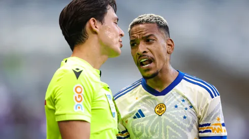 Matheus Pereira jogador do Cruzeiro reclama com a arbitragem durante partida contra o Internacional no estadio Mineirao pelo campeonato Brasileiro A 2023. Meia pode estar de saída. Foto: Gilson Lobo/AGIF