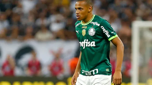 Jhon Jhon of Palmeiras looks on during the match between Corinthians and Palmeiras as part of Brasileirao Series A 2023 at Neo Quimica Arena on September 3, 2023 in Sao Paulo, Brazil. Meia segue escanteado no clube. (Photo by Ricardo Moreira/Getty Images)