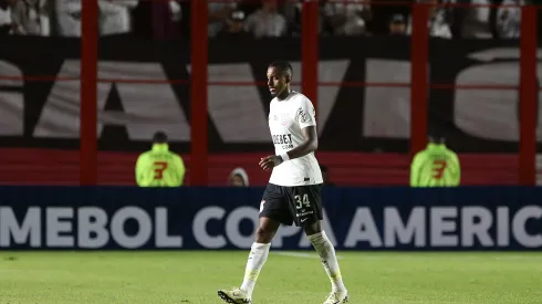 Raul Gustavo causa prejuízo ao Corinthians. Foto: Daniel Jayo/Getty Images