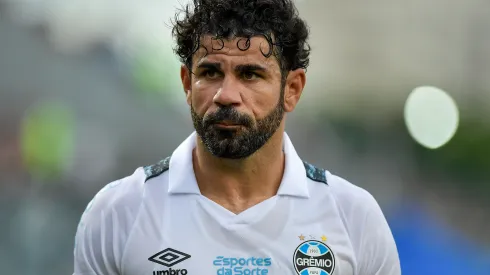 Diego Costa, atacante do Grêmio, durante confronto contra o Vasco no Campeonato Brasileiro de 2024.