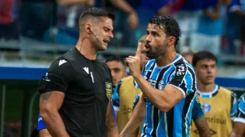 Diego Costa jogador do Gremio discute com arbitragem durante partida contra o Bahia no estadio Arena Fonte Nova pelo campeonato Brasileiro A 2024. Jhony Pinho/AGIF