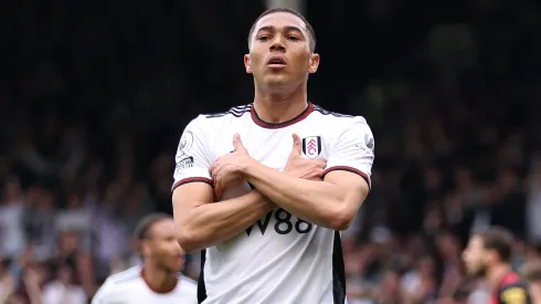 Carlos Vinícius comemorando gol contra o Manchester City em 2023.