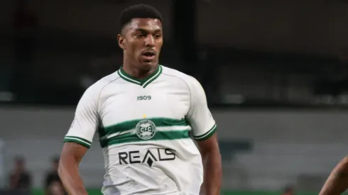 Brandão jogador do Coritiba durante partida contra o Brusque no estádio Couto Pereira pelo campeonato Brasileiro B 2024. Robson Mafra/AGIF