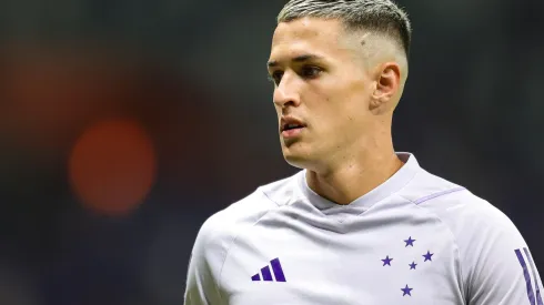 Mateus Vital em aquecimento antes de confronto contra o Fluminense no Brasileiro de 2023.