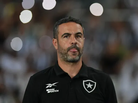 Técnico do Botafogo sorri ao ouvir a expressão "dedo do Artur Jorge"