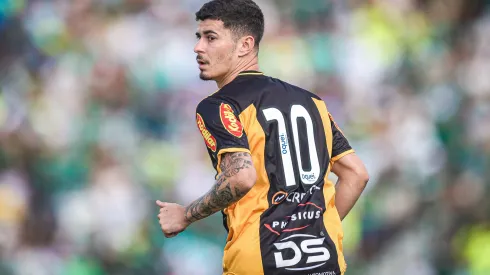 Romulo, ex-jogador do Novorizontino durante partida contra o Palmeiras no estadio Jorge Ismael de Biasi pelo campeonato Paulista 2024. Meia está brilhando no Alviverde. Foto: Pedro Zacchi/AGIF