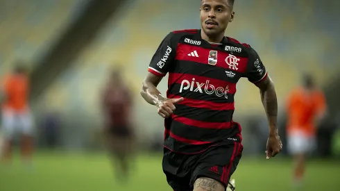 Allan jogador do Flamengo durante partida contra o Nova Iguaçu no estádio Maracanã pelo campeonato Carioca 2024. Meio-campista sofreu pressão. Foto: Jorge Rodrigues/AGIF