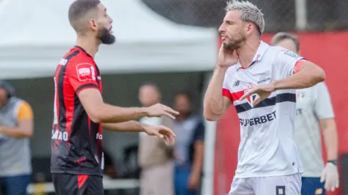 Wagner Leonardo foi expulso após falta em Calleri - Foto: Jhony Pinho/AGIF