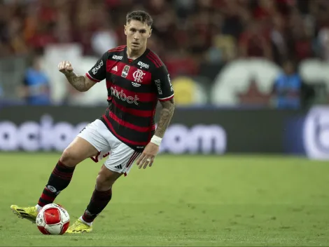 Flamengo expõe lesão de Varela, mas mantém lateral na Libertadores