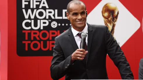 Rivaldo em evento da Copa do Mundo de 2022. Ex-jogador comenta sobre Vitor Roque no Barcelona.