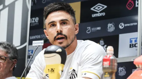 William durante sua apresentacão oficial como jogador do Santos em coletiva de imprensa realizada na Vila Belmiro.