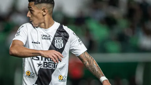 Dodô durante confronto contra o Goiás no Campeonato Brasileiro de 2024. Jogador entra na briga pela titularidade.