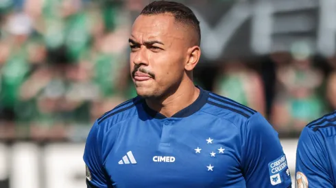 Rafael Elias jogador do Cruzeiro durante execucao do hino nacional antes da partida contra o Coritiba no estadio Durival de Britto pelo campeonato Brasileiro A 2023. Atacante foi cobrado pela torcida.