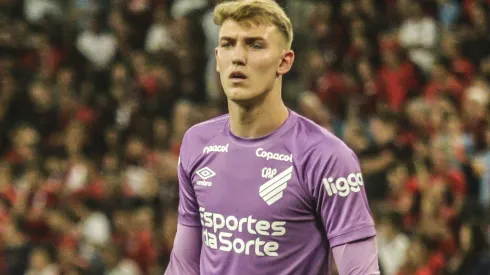 Léo Linck durante confronto contra o Internacional no Campeonato Brasileiro de 2023. Arqueiro deve ganhar chance inédita.