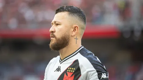 Rossi jogador do Vasco durante partida contra o Athletico-PR no estadio Arena da Baixada pelo campeonato Brasileiro A 2024. Atacante foi criticado na web.