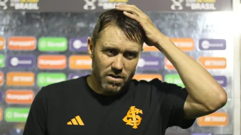 Eduardo Coudet durante confronto contra o AS na Copa do Brasil 2024. Treinador recebeu informação importante da Conmebol.