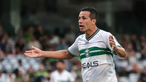 Leandro Damião jogador do Coritiba lamenta durante partida contra o Brusque no estádio Couto Pereira pelo campeonato Brasileiro B 2024. Atacante foi amassado nas redes sociais e notícia chegou ao Colorado.
