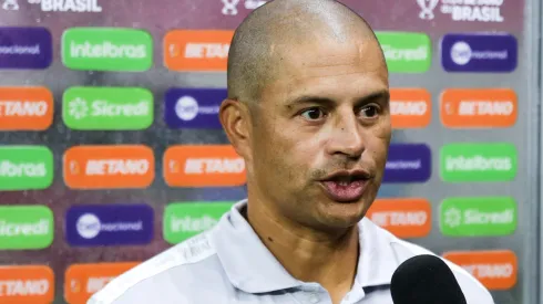 Alex treinando o Avaí em 2023