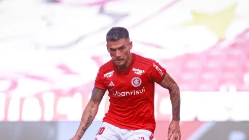 Charles Aranguiz atuando no Internacional
