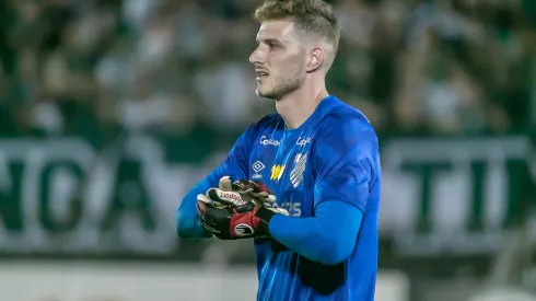Bento durante confronto contra o Maringá no Campeonato Paranaense. Goleiro está na mira da Inter de Milão.