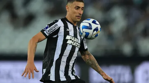 Philipe Sampaio jogando no Botafogo em 2023
