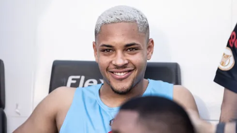 Vitor Roque jogador do Athletico-PR durante partida contra o Santos no estadio Vila Belmiro pelo campeonato Brasileiro A 2023.