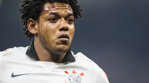 Romarinho do Corinthians disputa lance com jogador do Internacional durante partida do Campeonato Brasileiro serie A 2014, na Arena Corinthians/Sao Paulo.