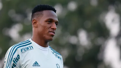Mina durante treino do Palmeiras no CT Academia de Futebol. Zagueiro pode chegar no Cruzeiro.