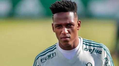 Mina durante treino no CT Academia de Futebol. Zagueiro pode chegar ao time carioca.