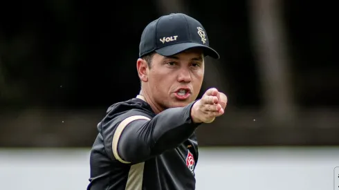Thaigo Carpini, técnico do Vitória, treinando o time Rubro-Negro. Victor Ferreira/ECVitória